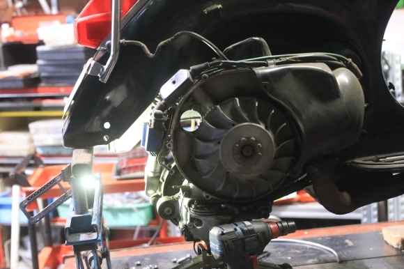 順調に進むP200Eの整備作業