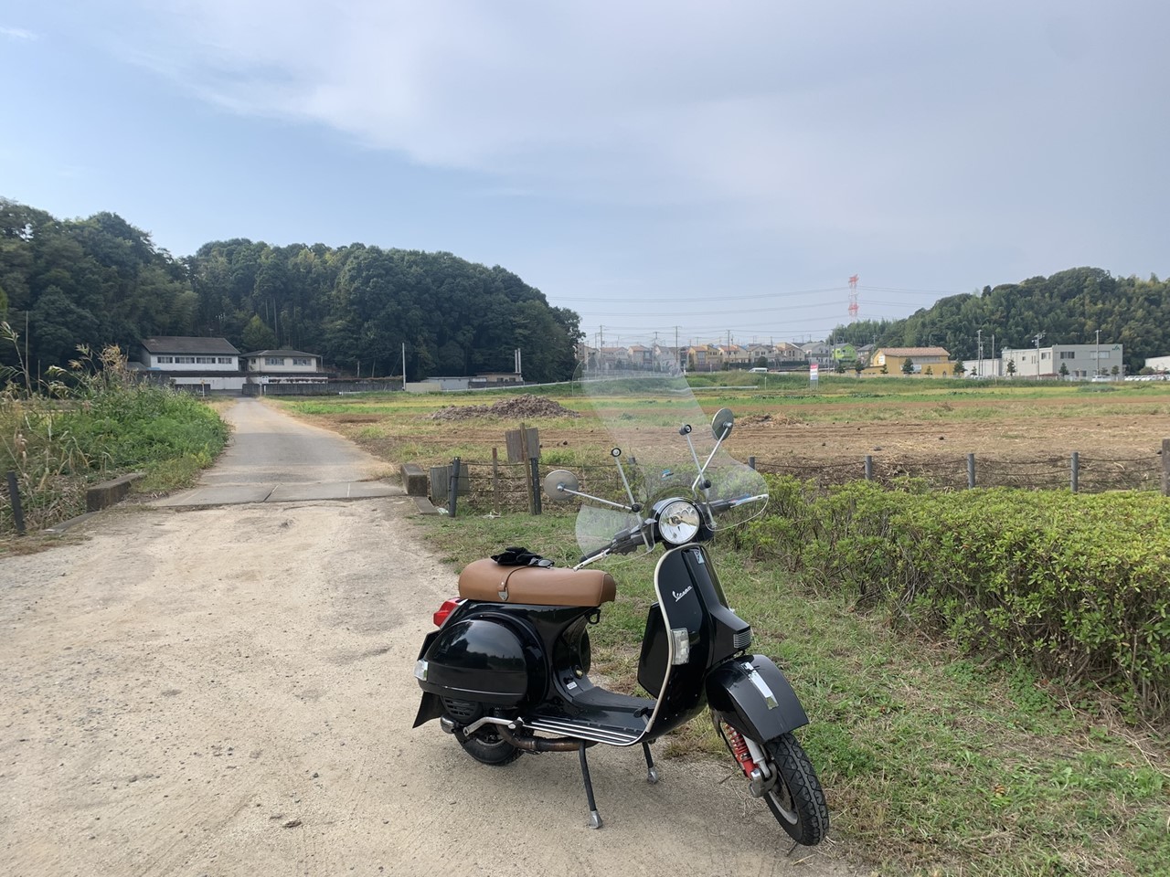 試運転で走行中のPX200FL2と農道風景