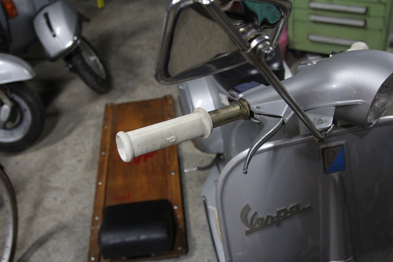 分解作業中のベスパ50sのハンドルパイプ