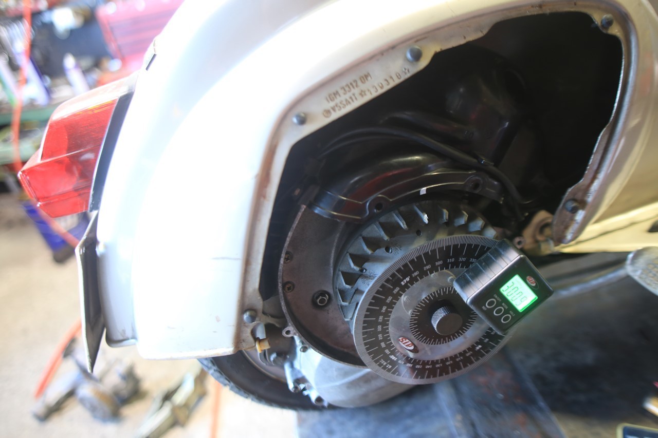 中古車50sのエンジン積み込み作業