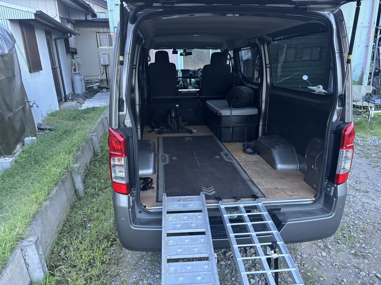 引き取り業務に使用しているバンタイプのトランスポーター