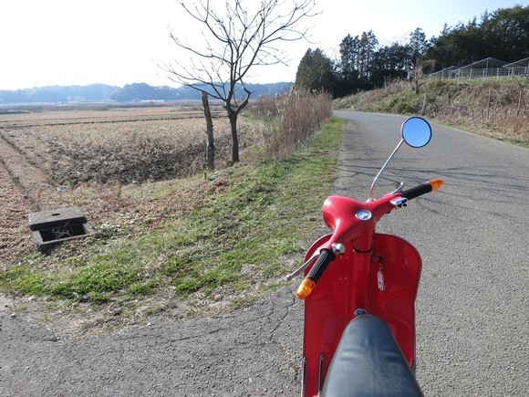冬の暖かい日に試運転するベスパ50s