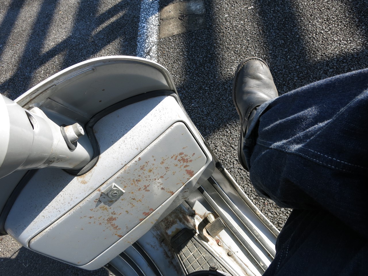 エンジンストップ後に道路脇で停車したベスパP200E