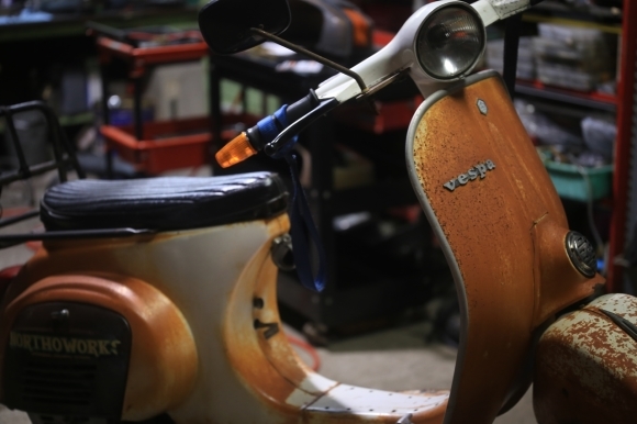 9インチから10インチにコンバート中のベスパ50R