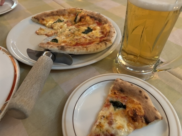 イタリアンレストランで食べたお気に入りのピザとワイン