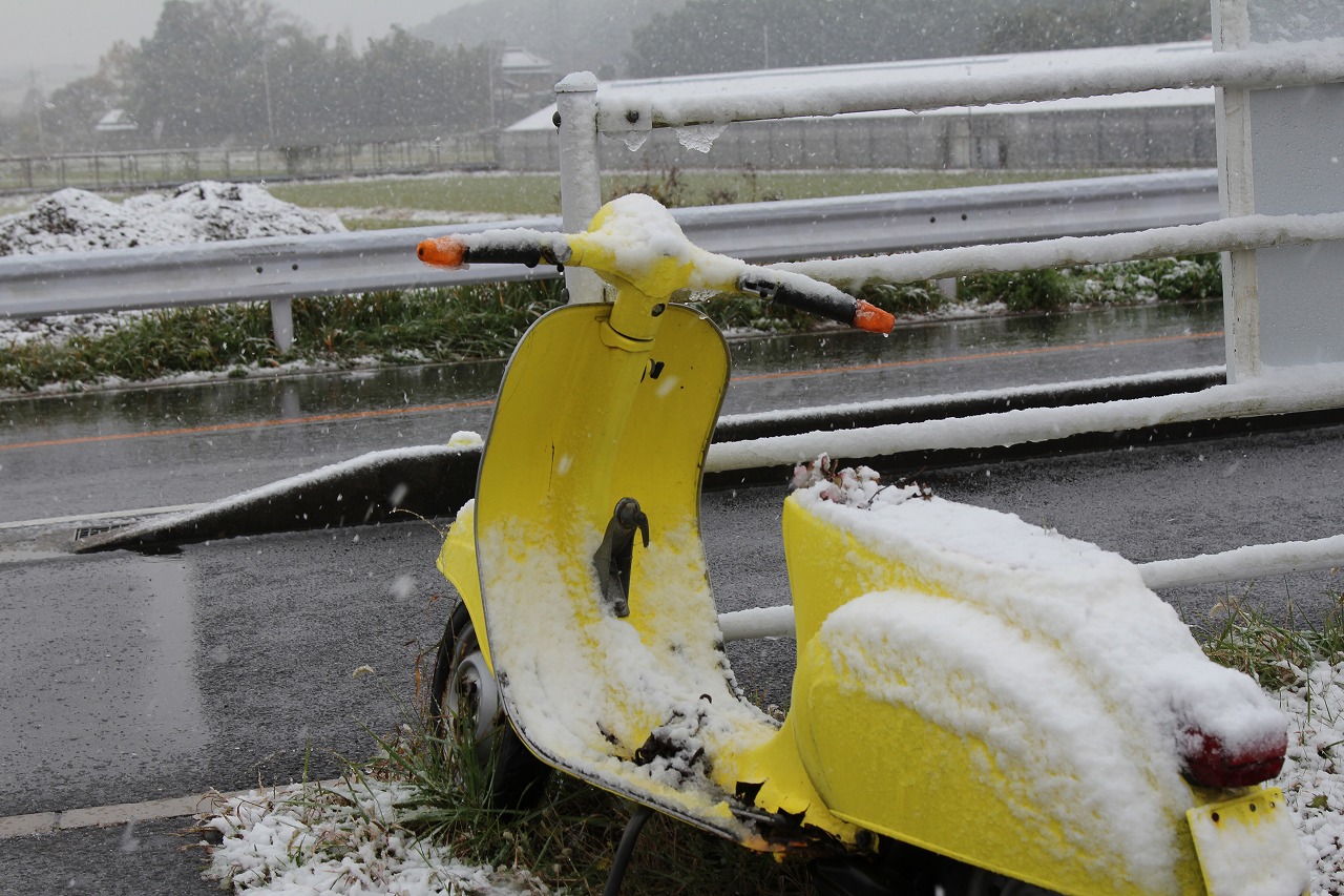 看板ベスパの上に積もった雪
