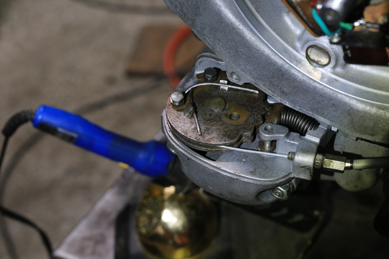 新しいワイヤーを固定してカット中のPX200E