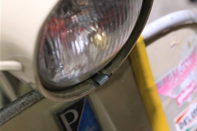ライト不調で点検中のベスパ100