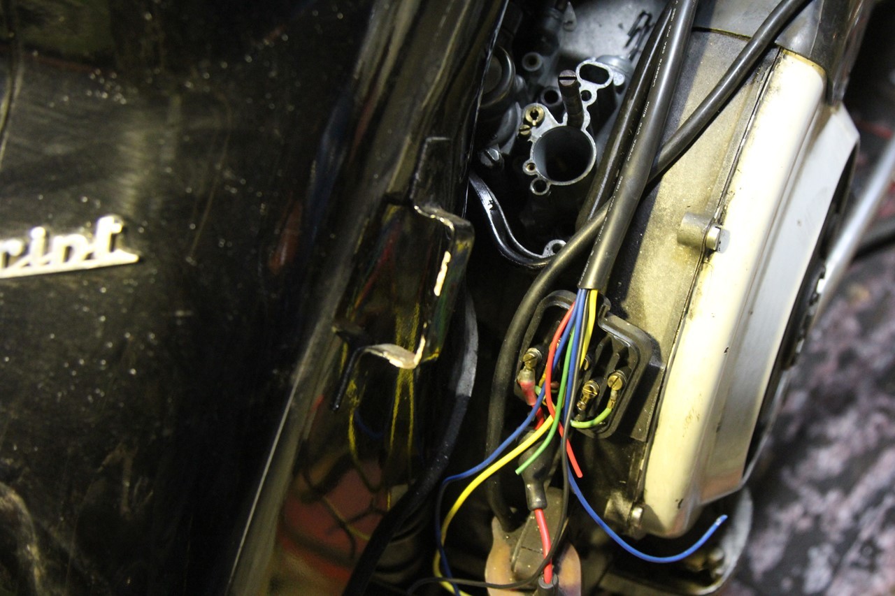 作業中のベスパ車体