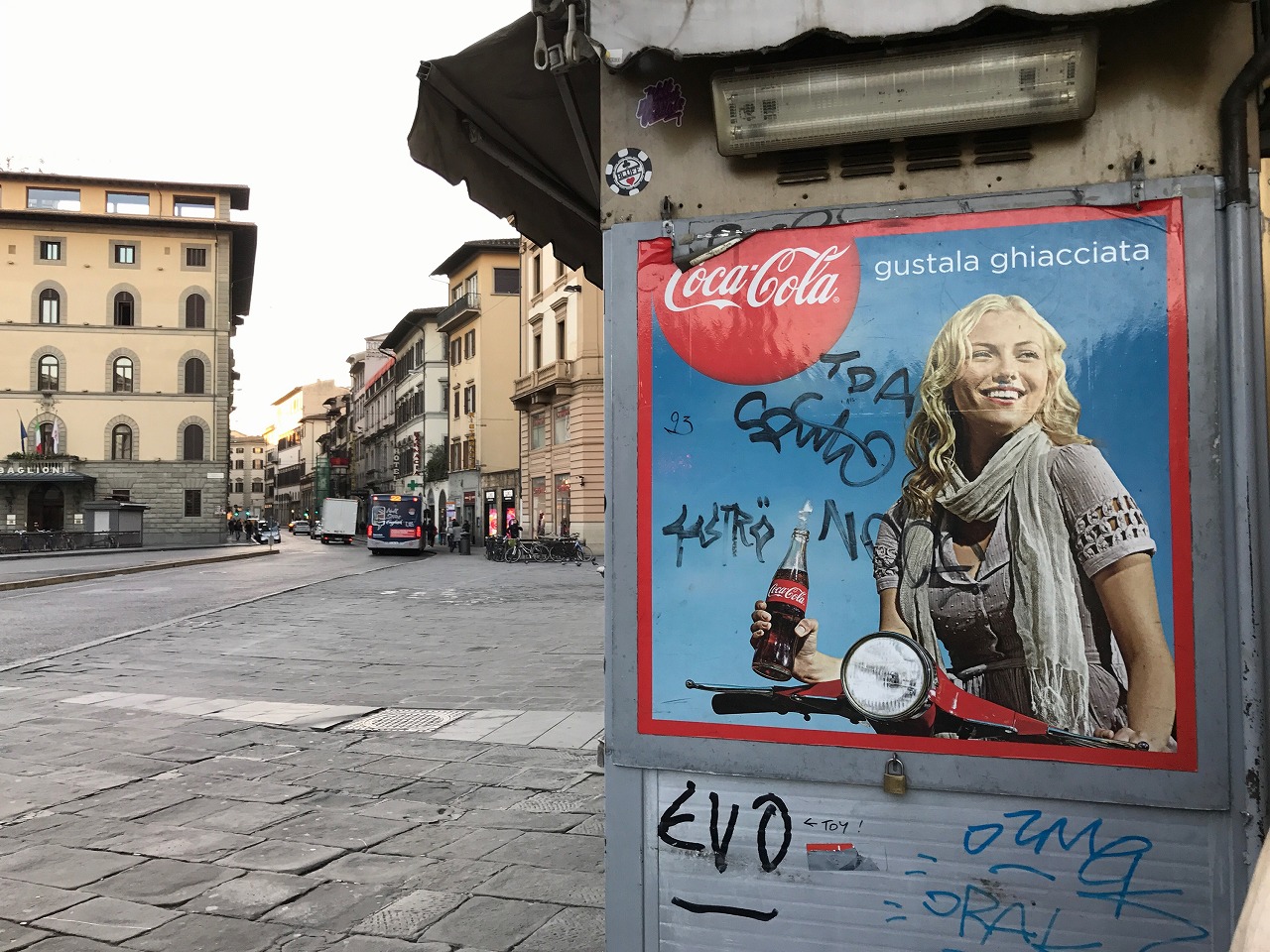 イタリアの街角に停まるPIAGGIOのトラック