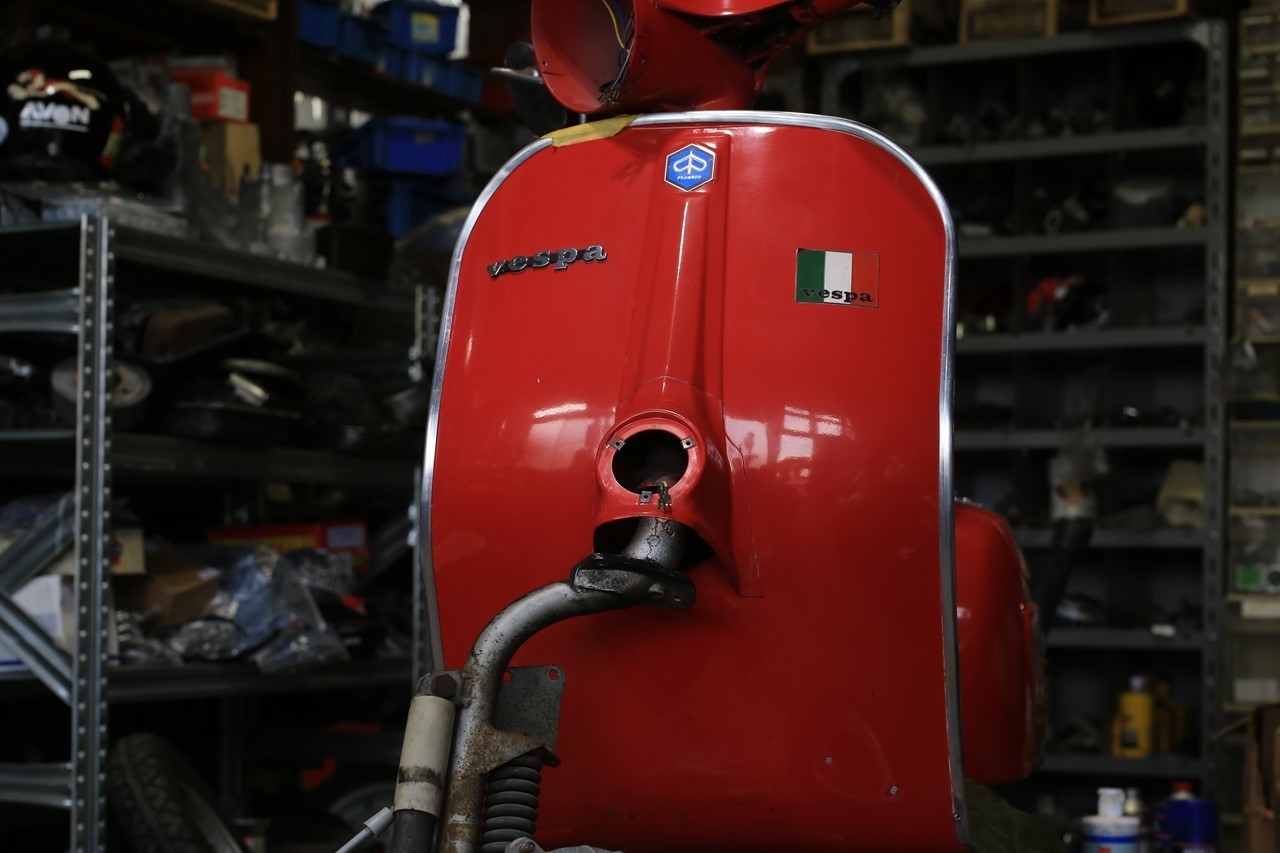 ベスパ125GTRのハンドルストッパー修正作業