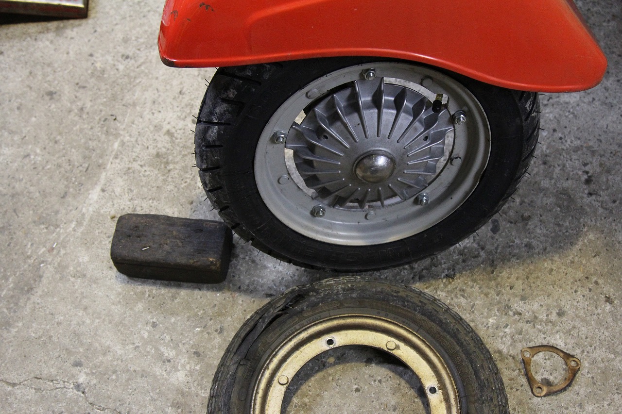 vespa50Rの足回りを10インチ化する作業中の様子