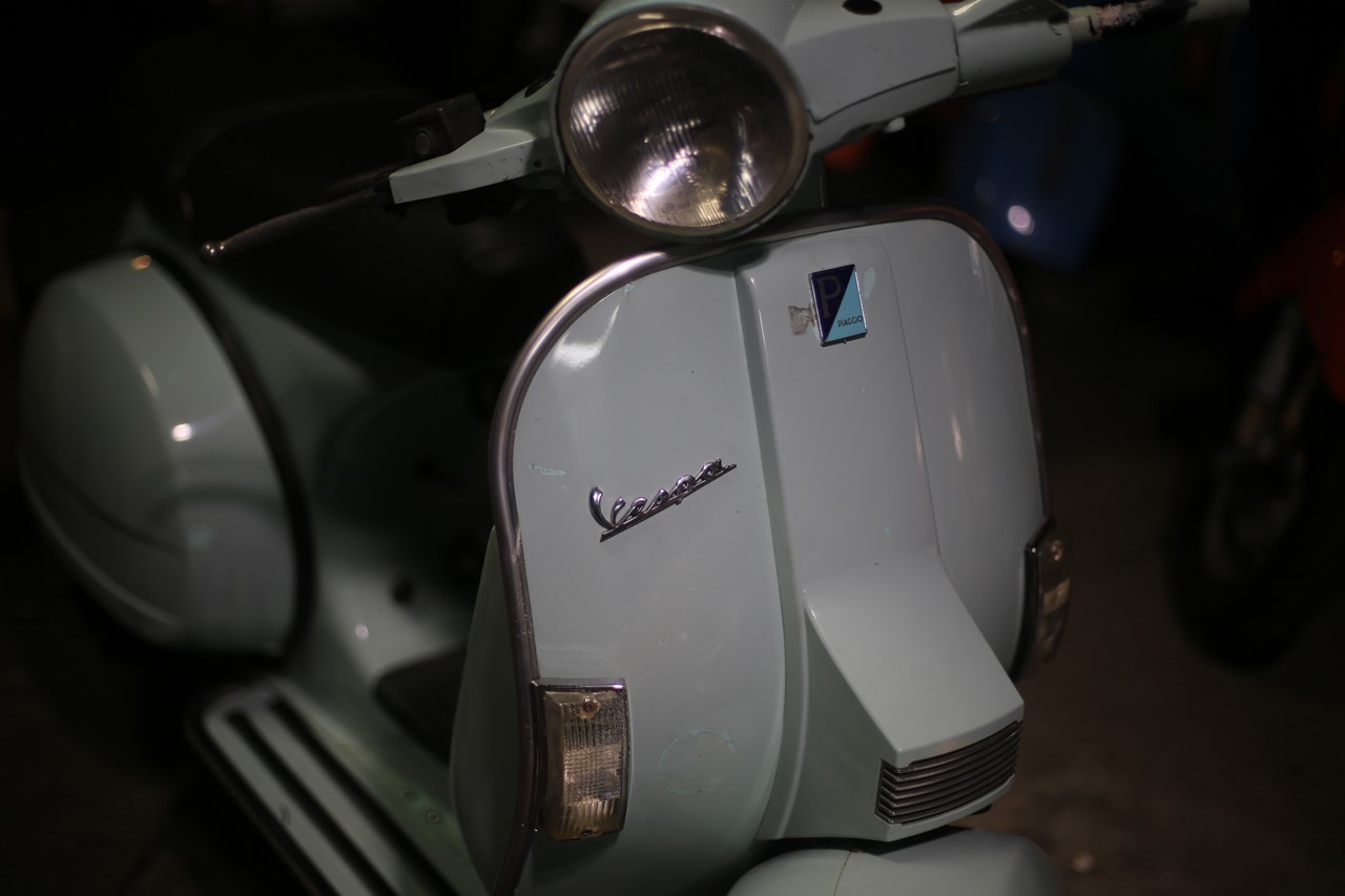 ベスパPX125FL2、整備作業中の車両