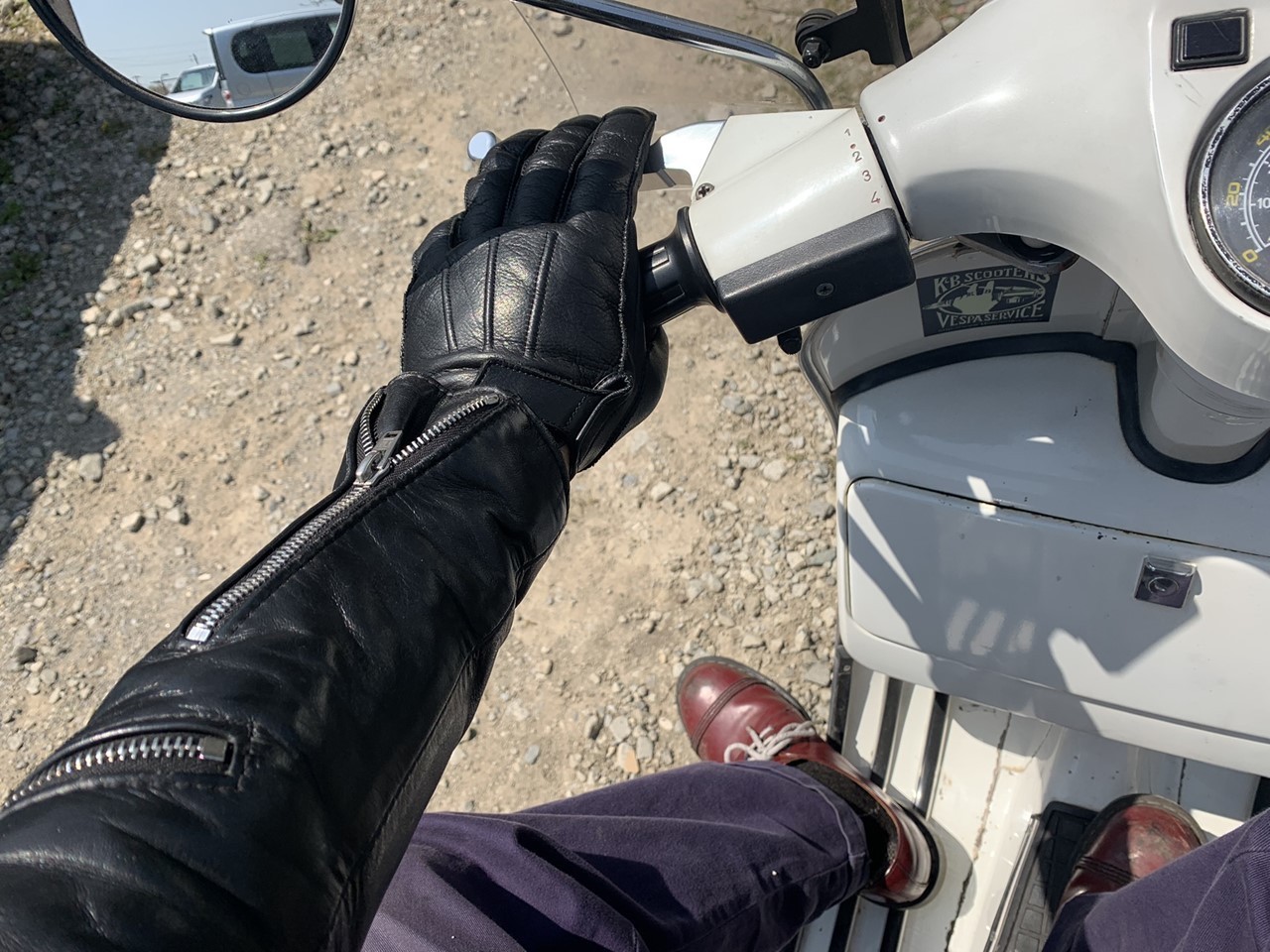 春秋用グローブに替えて乗るベスパ