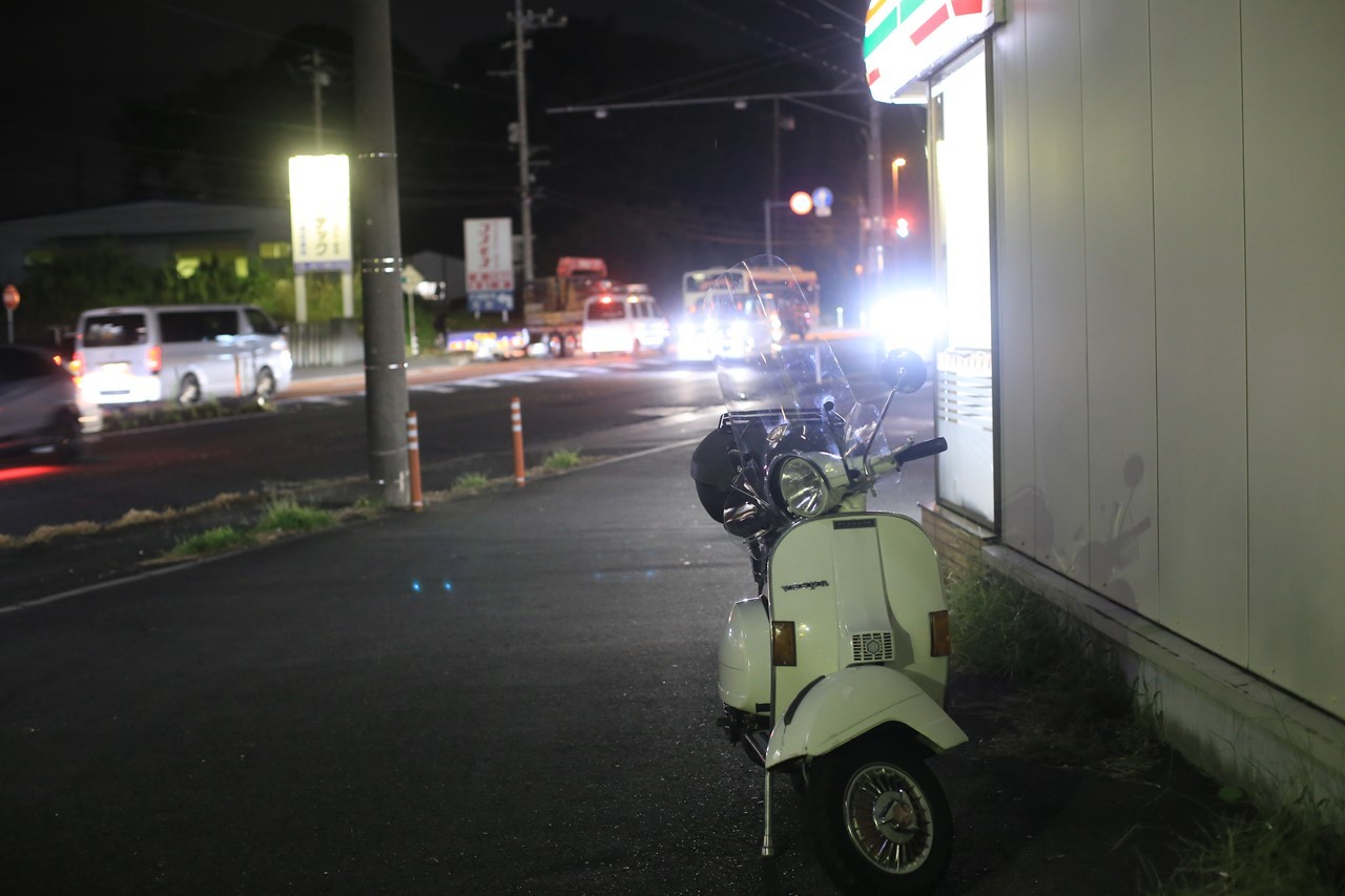 コンビニへ向かうベスパ