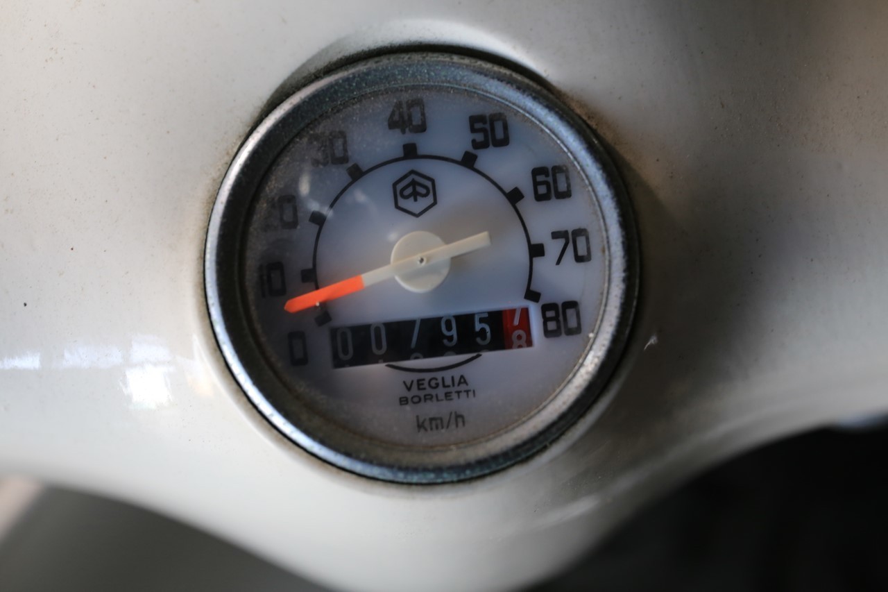 新車のような走行距離のベスパ100