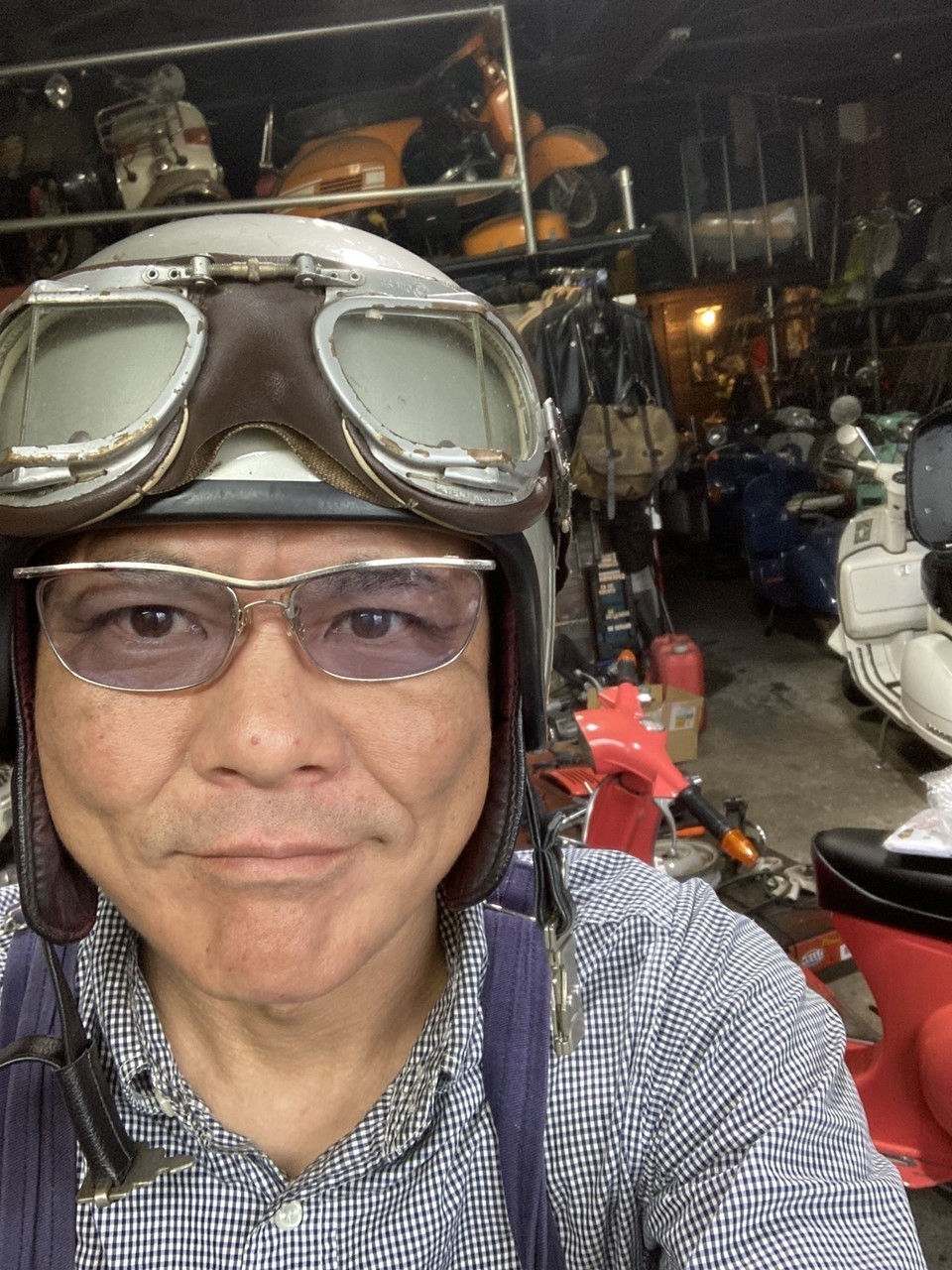 修理から戻ってきたサングラスを手に持ち喜ぶ様子