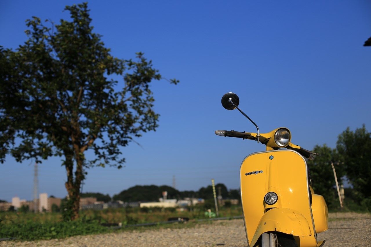 週末納車予定のベスパを磨き作業中