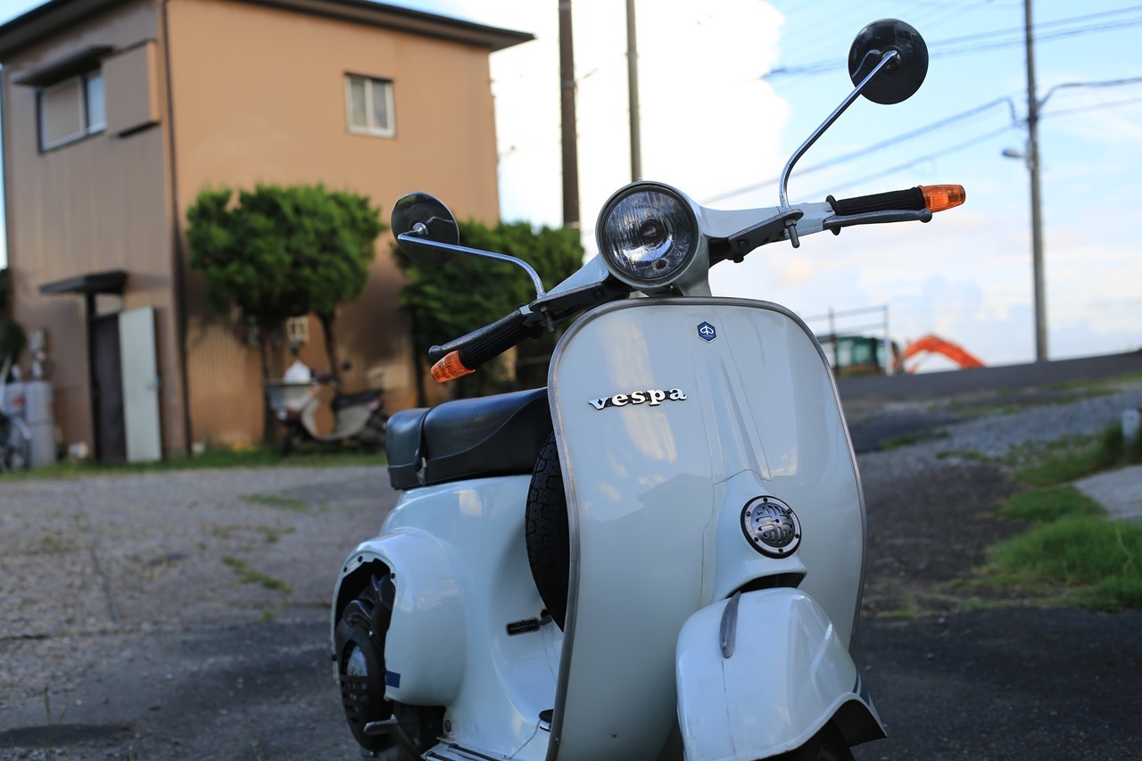 夕暮れ時に試運転するベスパ125ET3