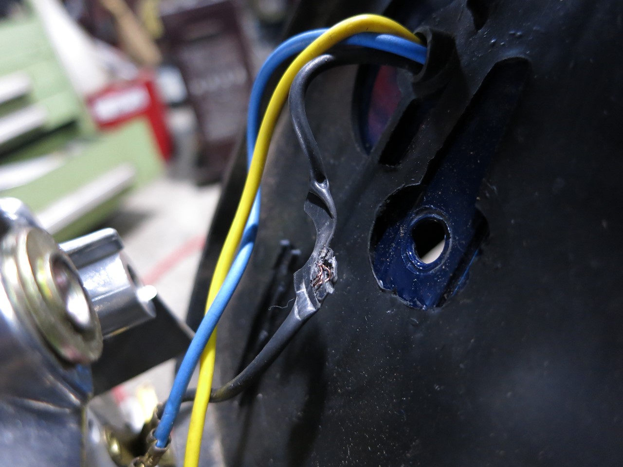 ストップランプ不良点検中のベスパ125ET3