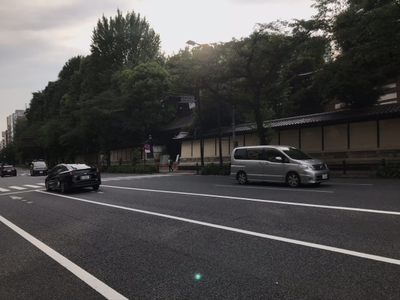 靖国神社前での引き取り現場