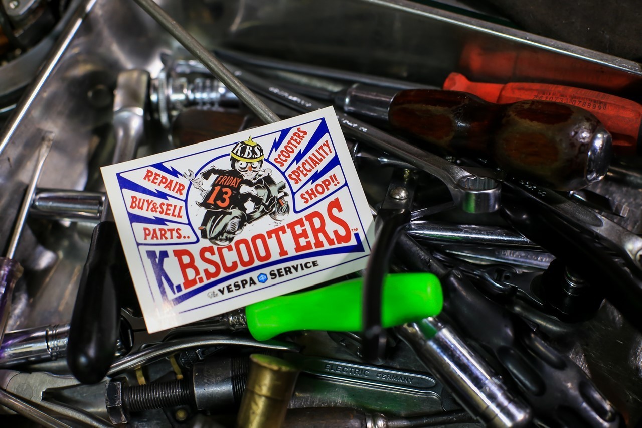 工具に囲まれたK.B.SCOOTERSのステッカー