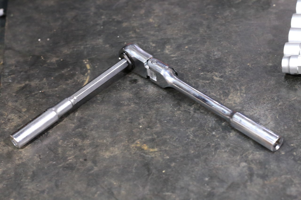 車載工具として用意したラチェットや工具類