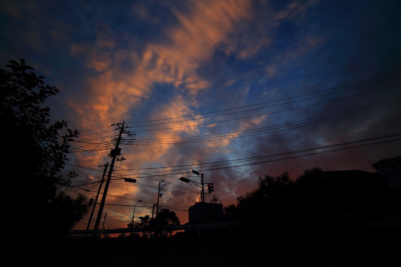 夕暮れ時のベスパと街並み