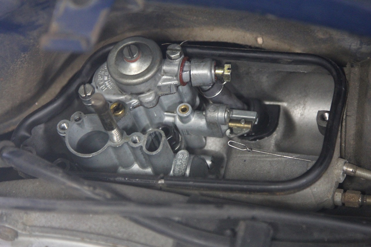 キャブレターを取り外してオーバーホール中のP125X