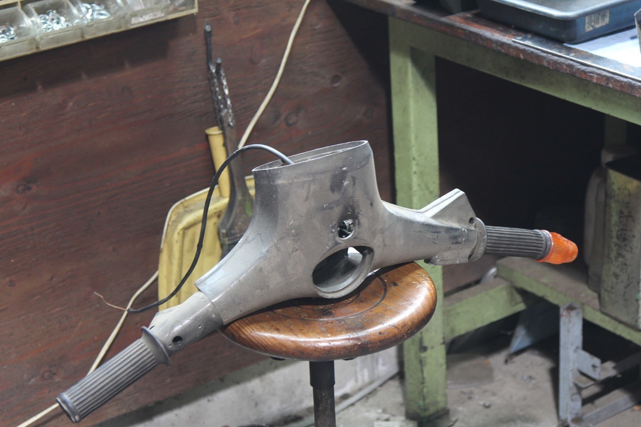 固着したハンドルを油漬けにして仕込み作業中の部品取り車