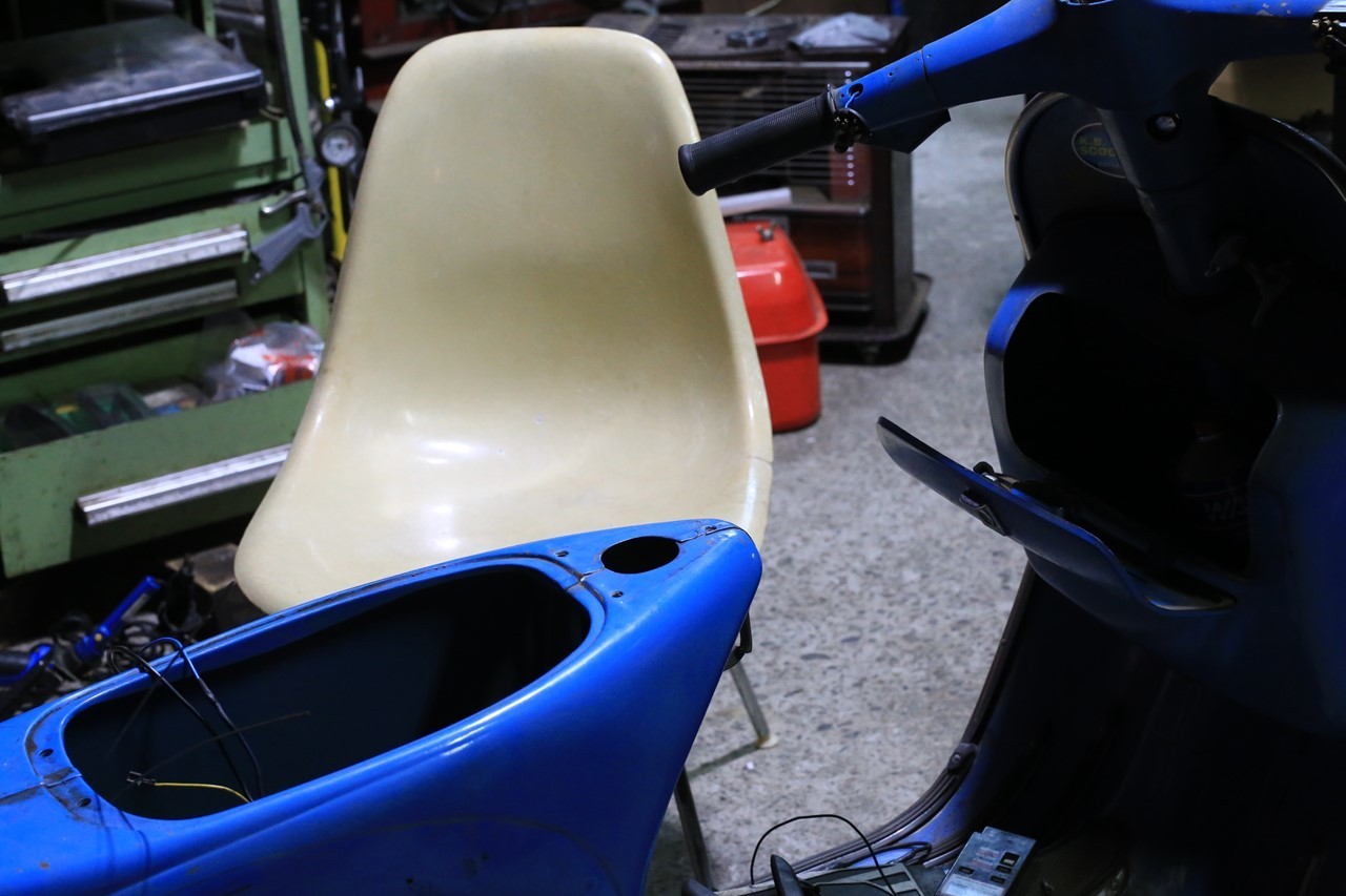 車両の前に座って作業方法を考える場面