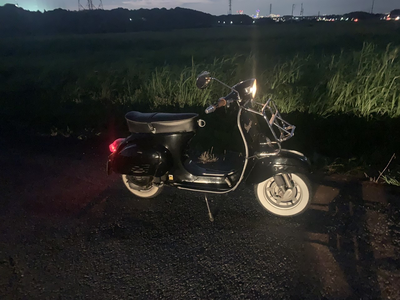 夜の道路で試運転中のベスパ
