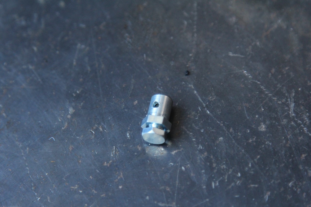 ワイヤーニップルの調整作業中