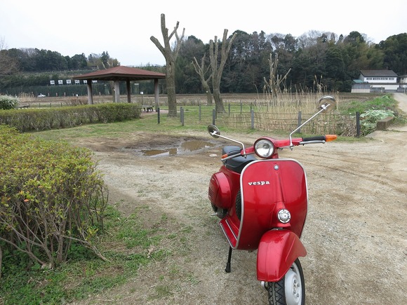試運転中のベスパと背景の整備スポット