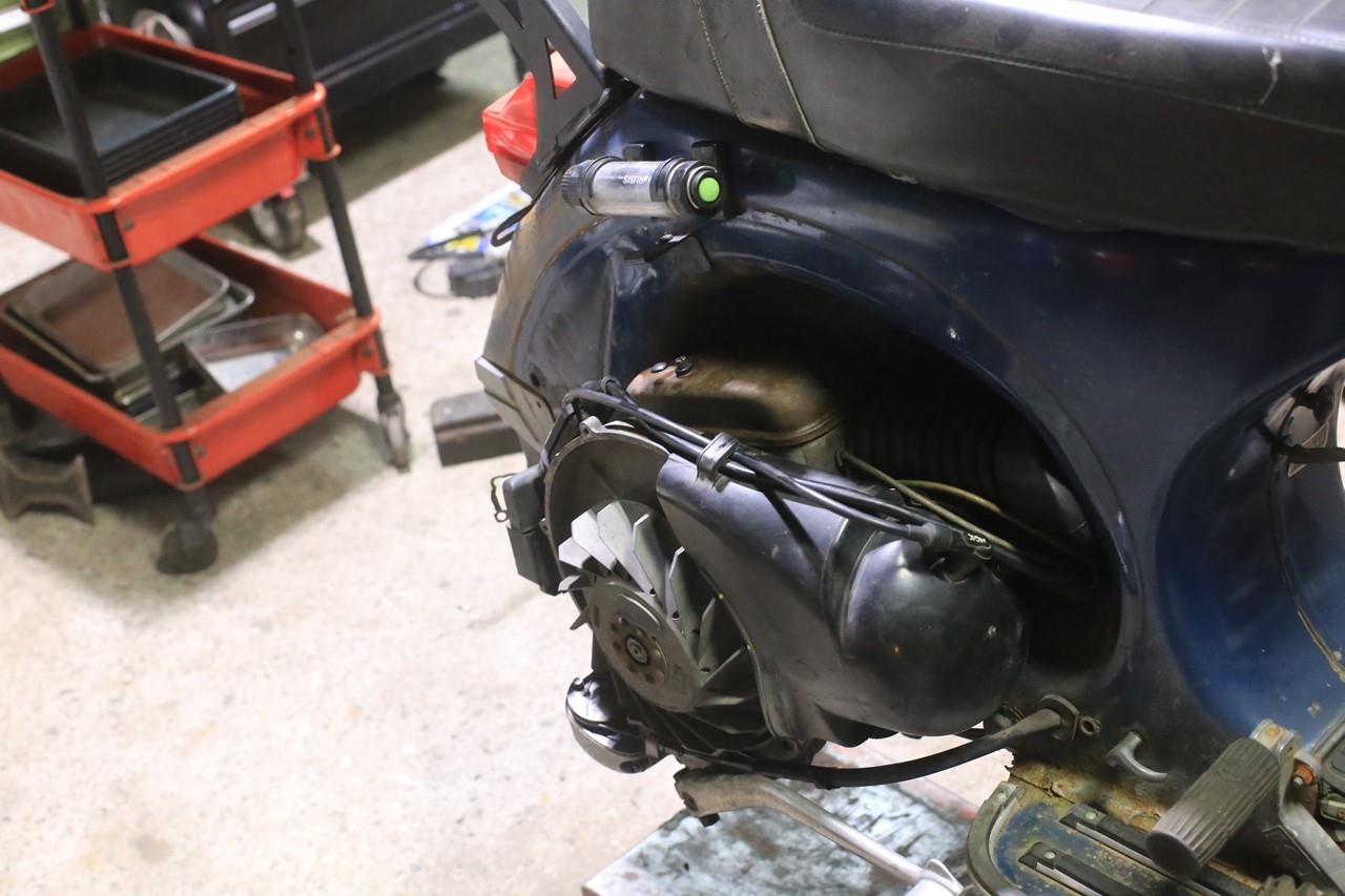 エンジンを積み込む途中のベスパP125X