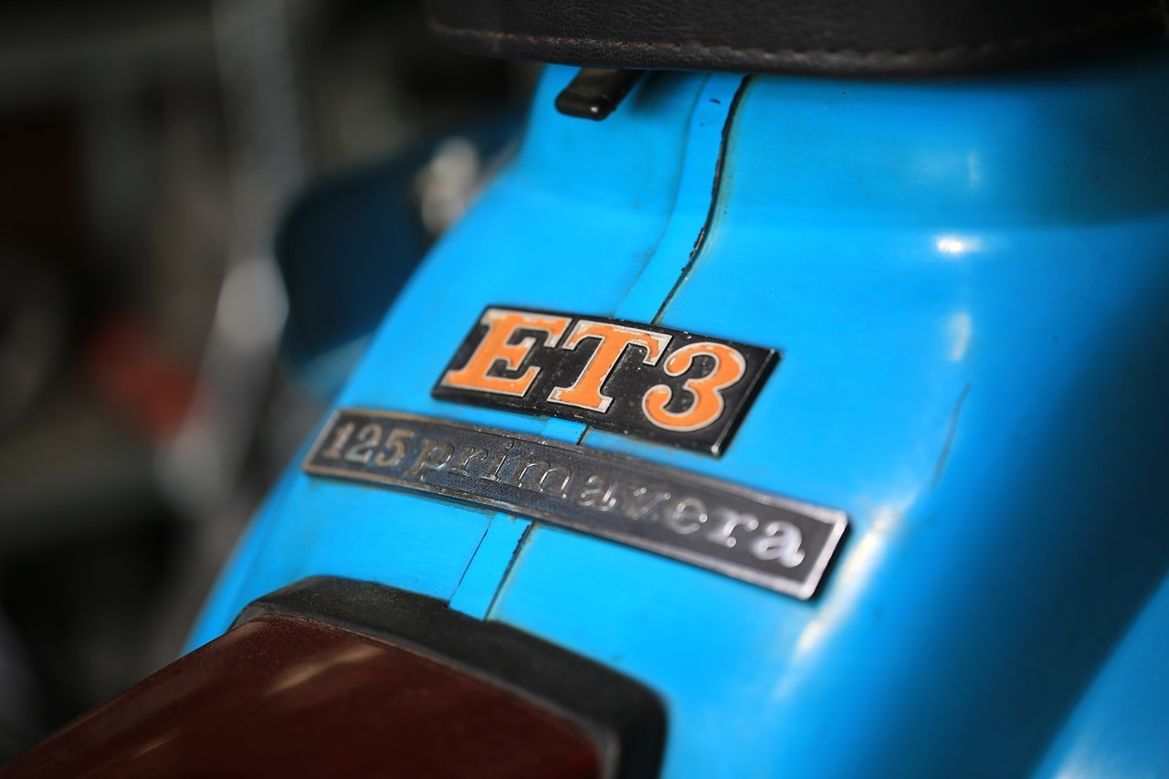 修理開始したベスパ125ET3
