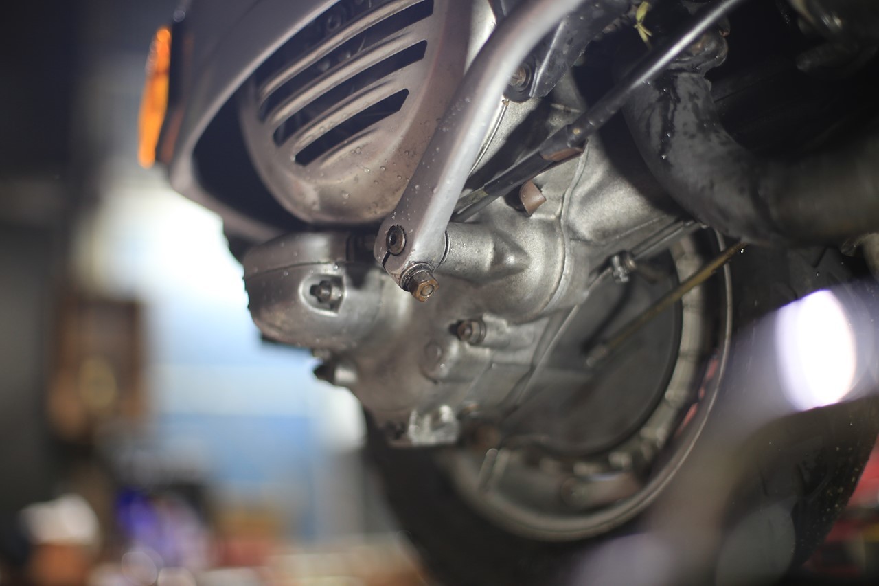 P125Xのクランクケースをチェック中