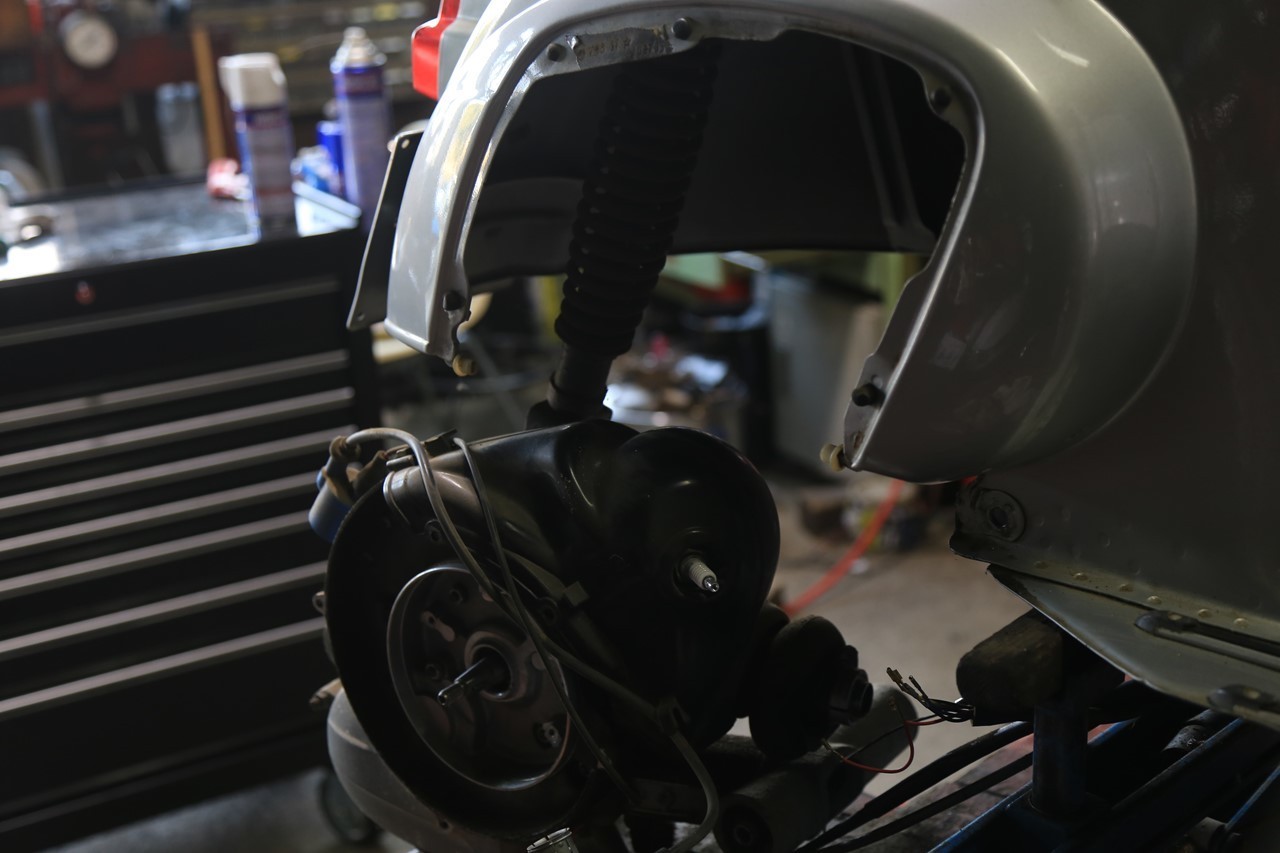 エンジンを車体から降ろす作業
