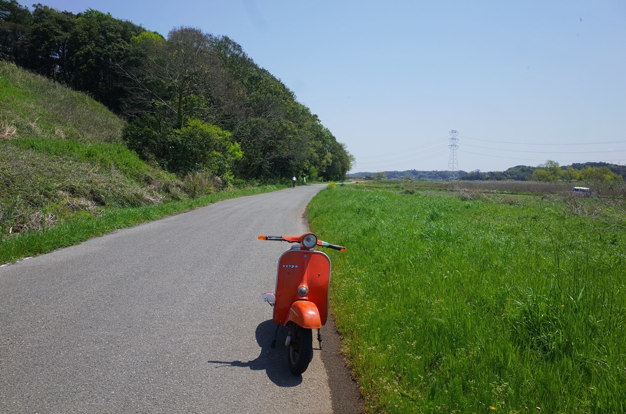 田舎道で試運転中のベスパ100