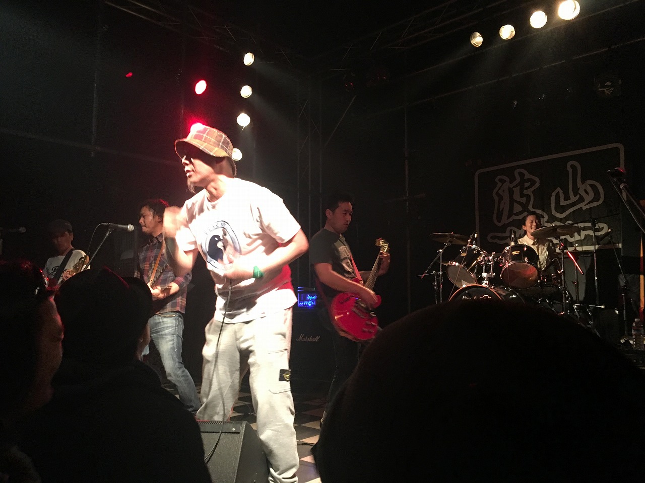 ライブ会場での熱気に包まれたステージ風景