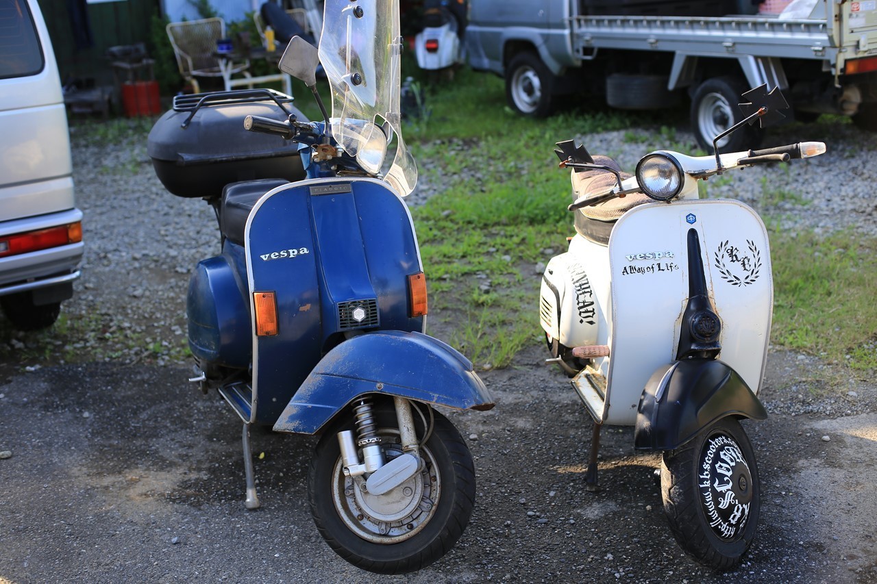 自分のベスパを軽く洗車している様子