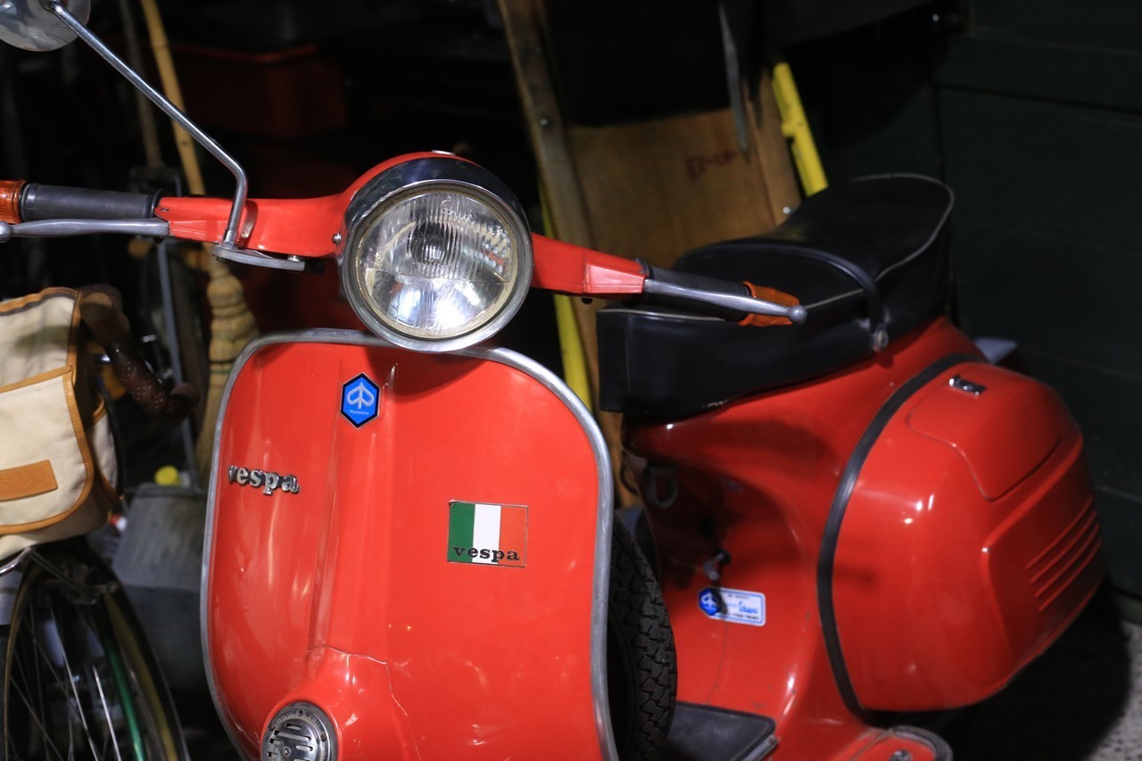 ベスパ125GTRのレッグシールドモール再取り付け作業