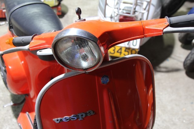エンジン始動したベスパ125ET3