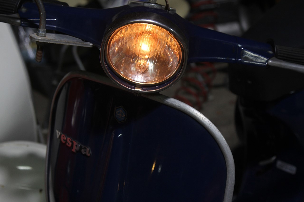 エンジン始動したベスパ125ET3