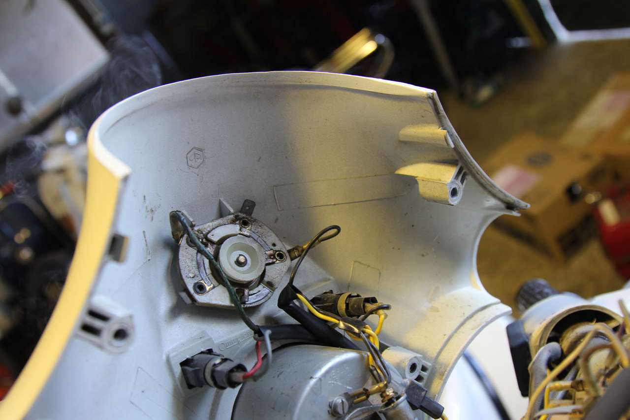 P200Eの緑の配線を引き直している作業中の様子