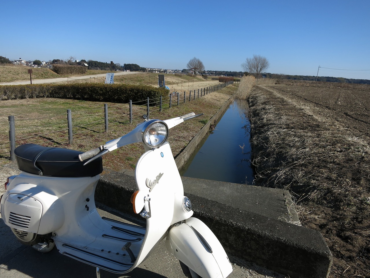 試運転中のベスパ125ET3の走行風景