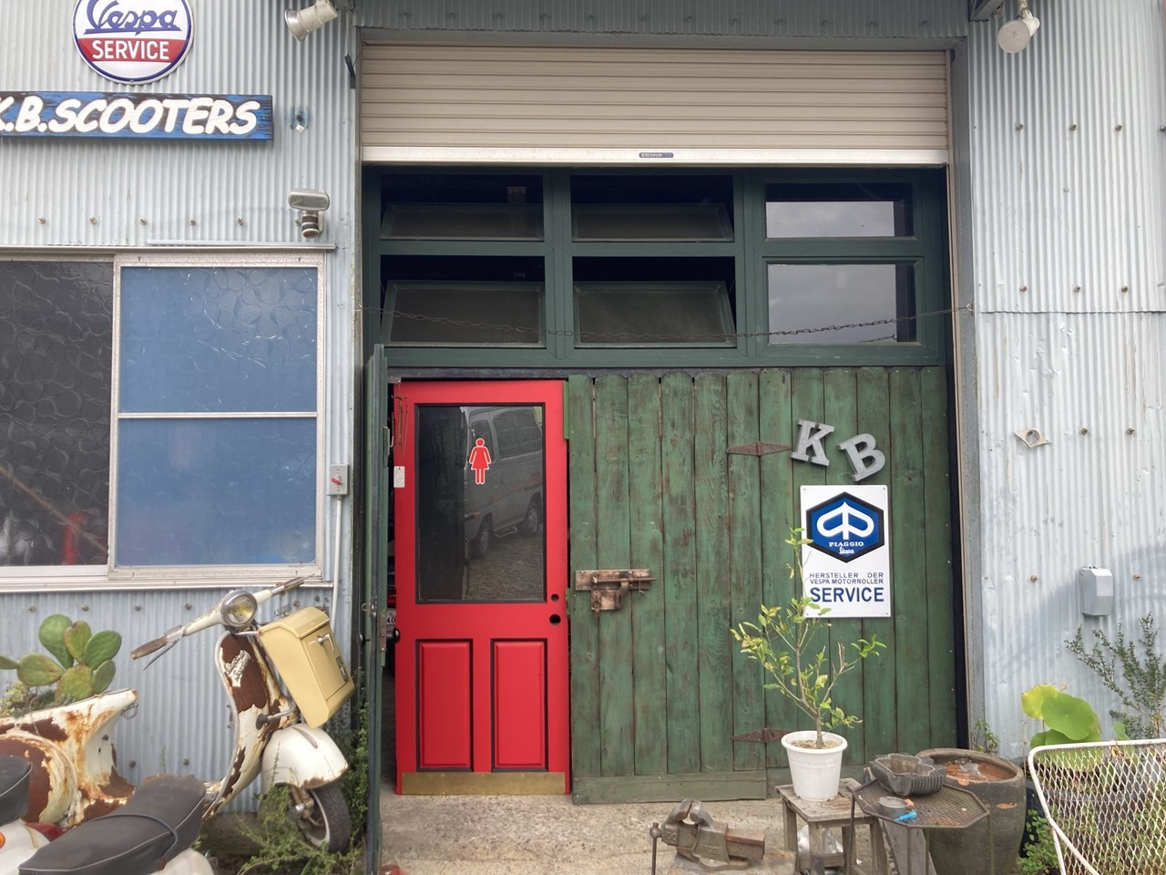 赤く塗られた店の入り口ドア