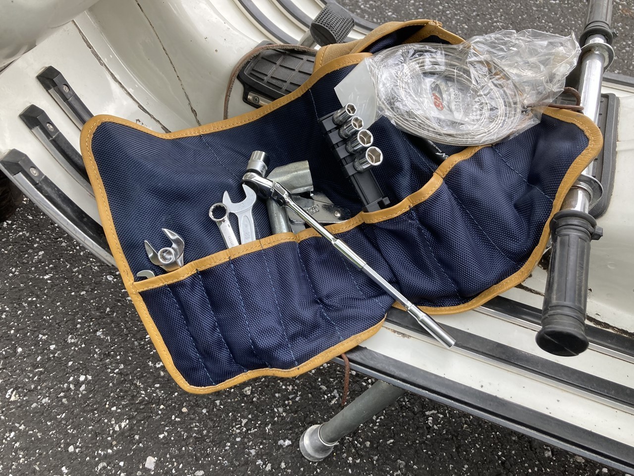 路上でパンクしたベスパの後輪