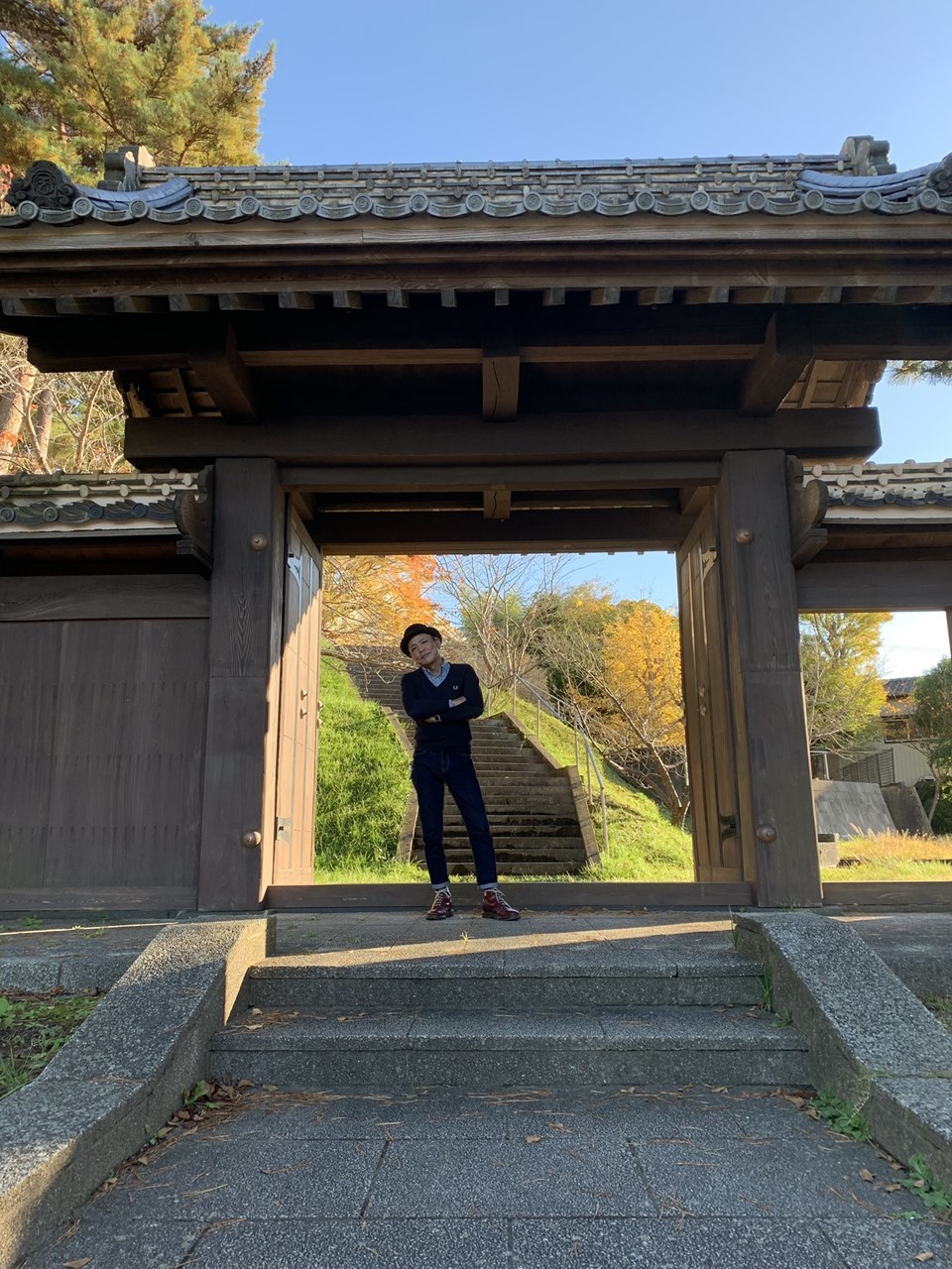 山上門をくぐる場面