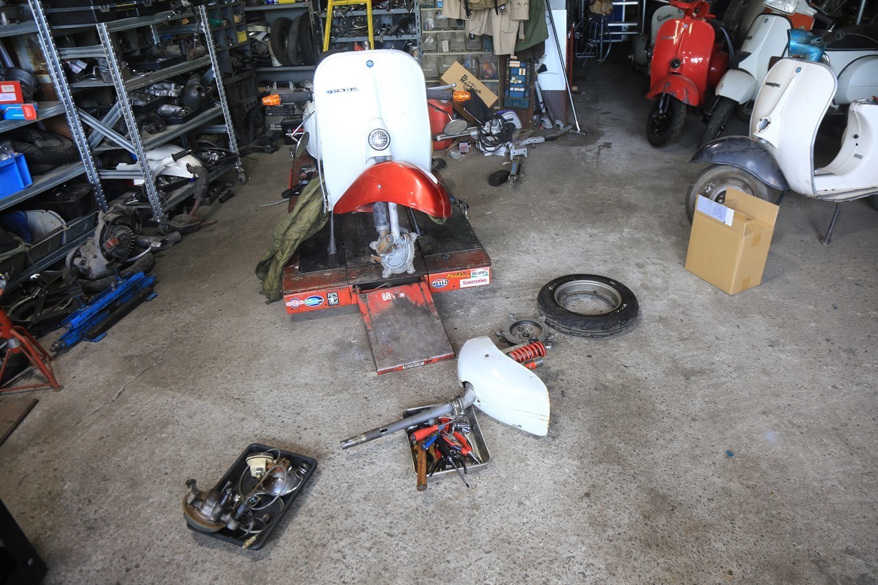 ベスパ125ET3のフロントフォークとフェンダー仮組み作業